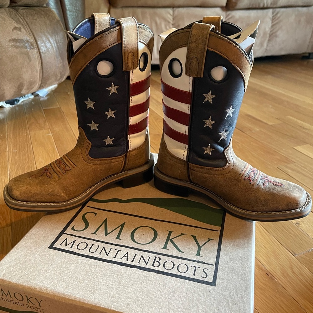 Very Lightly worn Smoky Mountain kids boots size 12.5